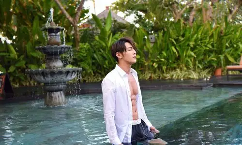 汪东城泳池写真秀身材,巧克力腹肌荷尔蒙爆棚,禁欲十足魅力尽显