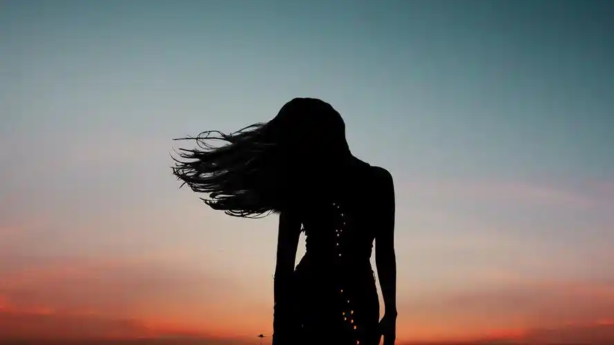 夜空下的女孩唯美桌面电脑壁纸