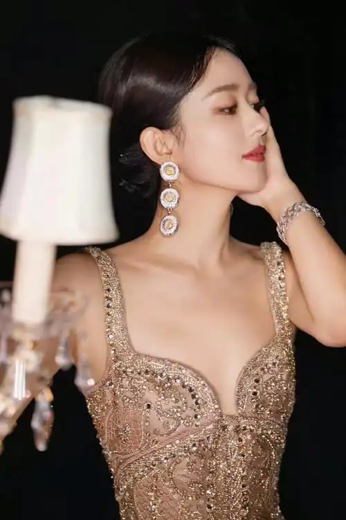 赵丽颖拿的不是吊灯是迷我的法器##赵丽颖吊灯女王