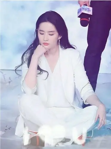 跟明星学单品这些年刘亦菲穿过的白衬衫大总结