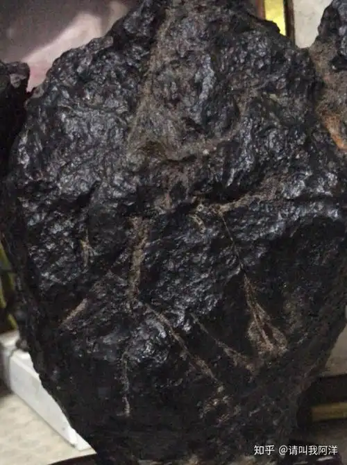 劳烦大家看一下这是什么石头?黑色的.