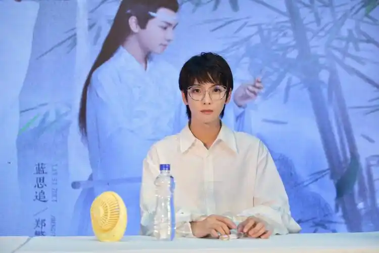 《明月曾照江东寒》郑繁星饰演男三号,古装和现代装都很帅