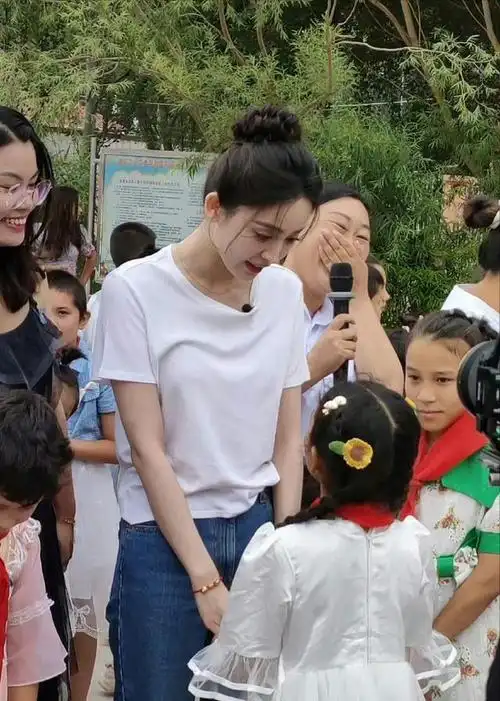 古力娜扎回家乡做公益,小学生颜值被赞:简直"五步一娜扎"!