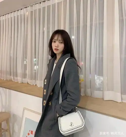 最后一张照片的李圣经充满了自信,散发着女性的柔美气质.