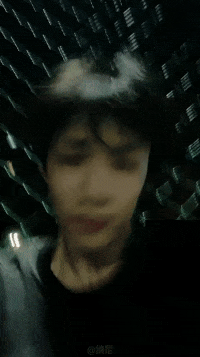 刘耀文湿发通话画面代入感有点绝 吻文男友力总是随时被拉满