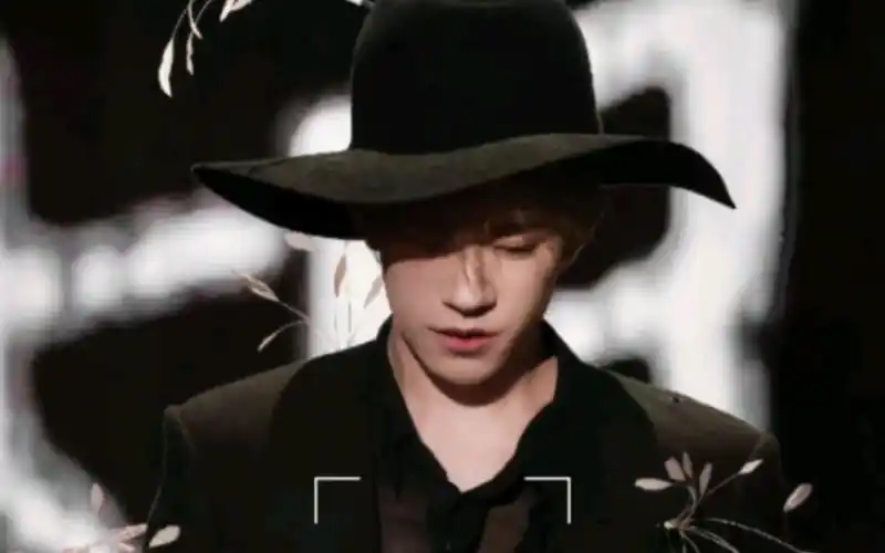 易烊千玺高颜值壁纸,让你瞬间爱上他!