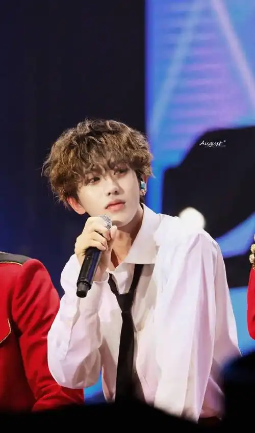 蔡徐坤卷发新造型出炉,剪刀手卖萌,可爱到犯规