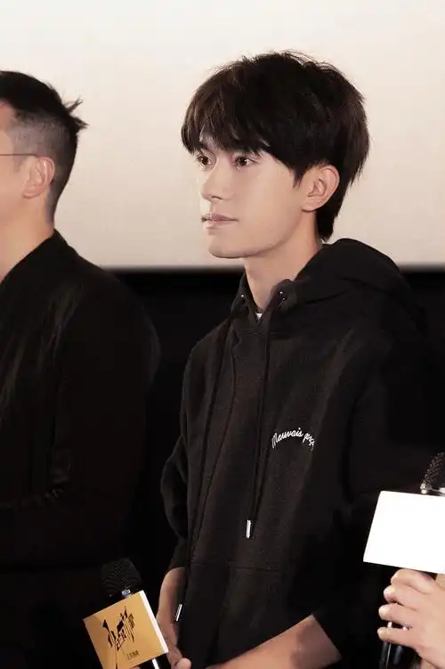 《少年的你》首日票房破亿 易烊千玺演技获好评