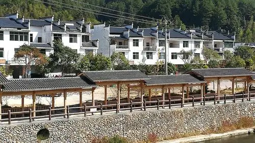 老家新农村一角