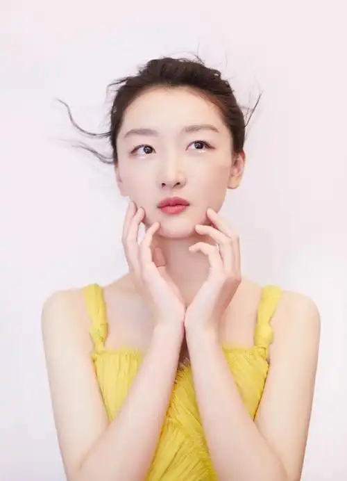 周冬雨的初恋脸好圈粉,穿一身亮黄色吊带裙,美得优雅迷人!