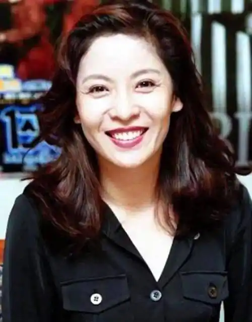 65岁向太晒年轻时美照,才发现:富贵脸真抗老,90年代穿搭好高级_时期