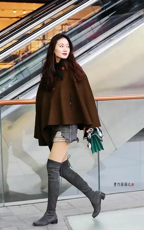 街拍:凸显个性的浅色高筒靴美女