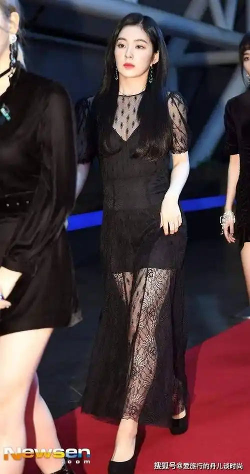 裴珠泫真是自带"高级感",穿黑色半透视连衣裙搭配一头长发,性感又高级
