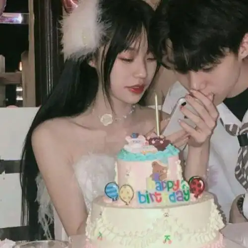 qq情侣头像双人两张真人性格孤僻我想更懂你