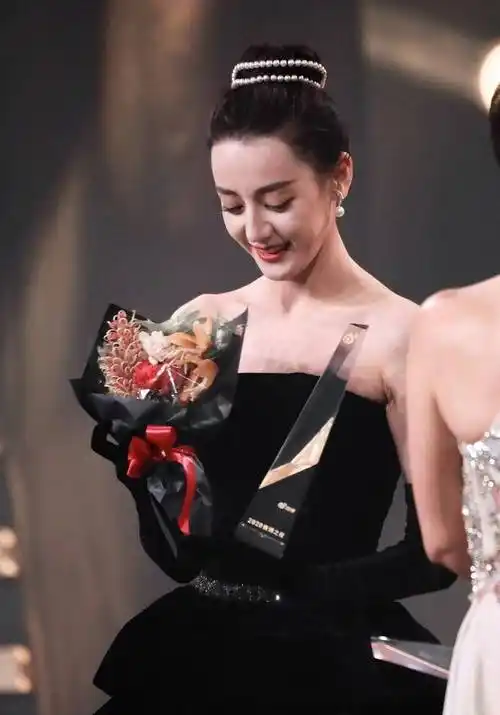 原创热巴黑色天鹅礼服宛如尊贵的女王殿下快来拜见女王