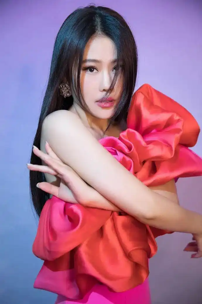 原创袁娅维这样的微胖女人谁不爱?穿金色吊带短裙,丰腴多姿迷人极了