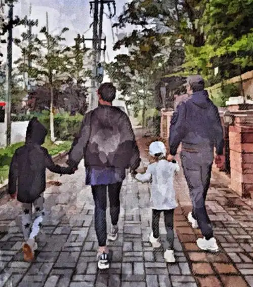 靳东老婆是谁靳东老婆晒一家四口牵手照