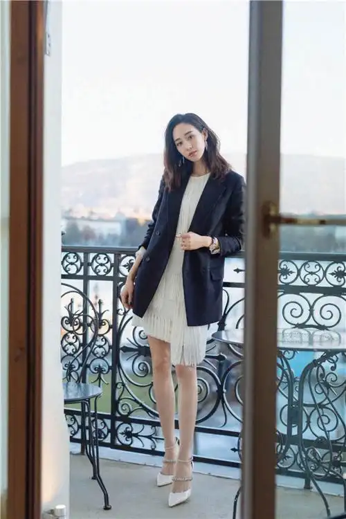 张钧甯异国暖冬大片发布恬静知性彰显优雅气质