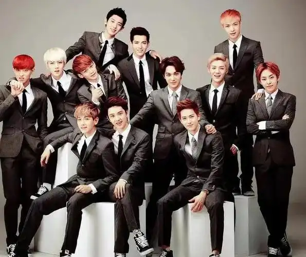 几年前,在一档综艺节目里,主持人现场在屏幕上播出一张exo的照片给