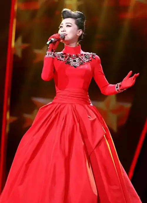 03.2014年,谭晶没有出现在央视春晚的舞台,引起了各种猜测和传言.