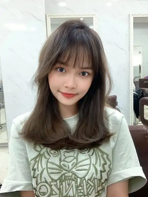 简单易打理的发型圆脸女生减龄刘海