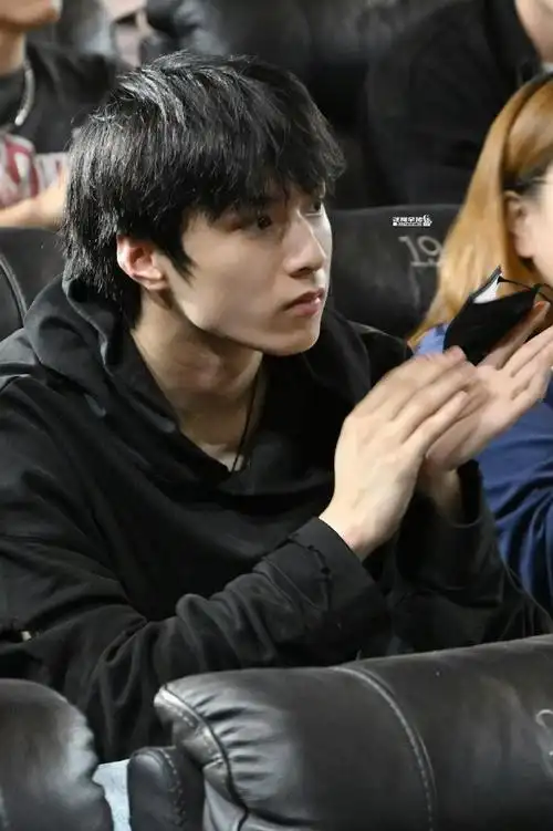 刘耀文 小狗之歌#刘耀文是很神奇的,可以是眼睛亮亮的可爱小狗,也