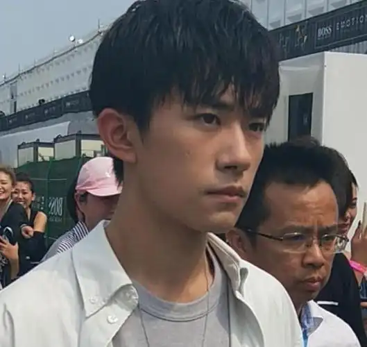 易烊千玺素颜照曝出,无美颜无滤镜无妆容,痘印胡渣很明显!