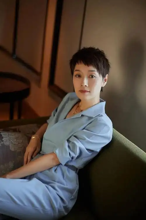 发型不仅影响颜值还有气质,对比短发,马伊琍长发造型更有女人味