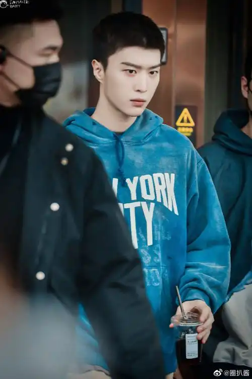 范丞丞上班饭拍图 寸头加卫衣……|范丞丞_新浪新闻