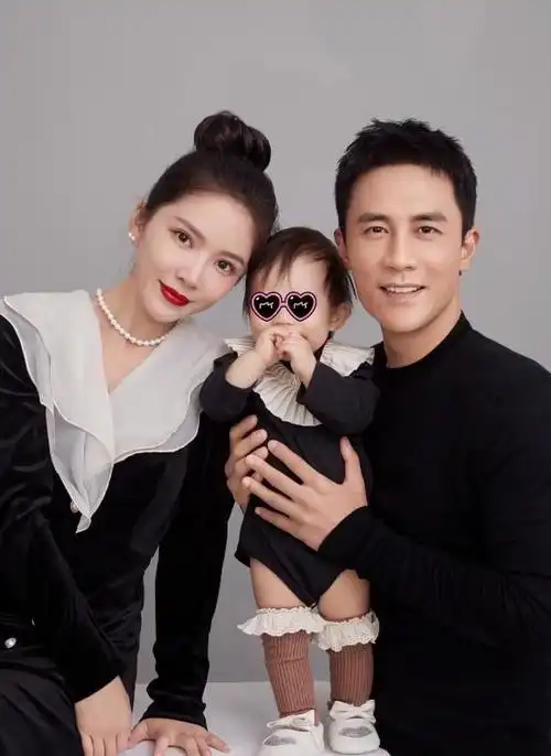 杜淳晒全家福王灿戴珠宝项链漂亮大气被赞比老公还像明星