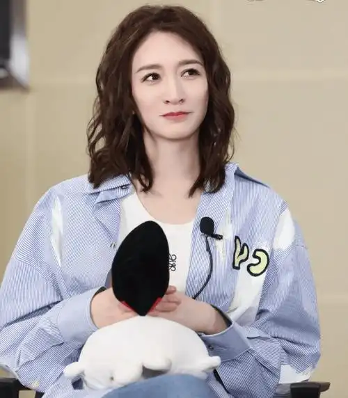 李小冉一贯以清新可爱的形象示人,她的长发和甜美的笑容成为了她的