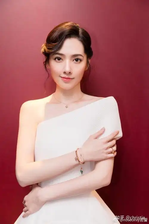 如何评价郭碧婷的长相