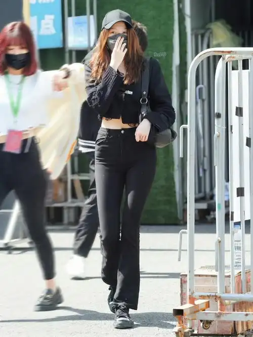 关晓彤最新私服穿搭一身黑色look又酷又辣