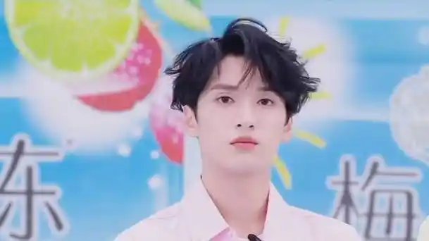 严浩翔溜溜梅品牌全球代言人#  不知名小熊母亲的微博视频