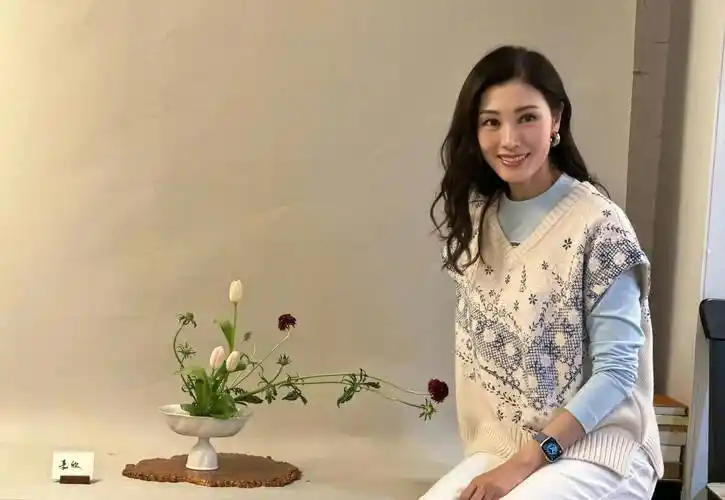 原创53岁李嘉欣晒美照站在樱花下美丽动人减龄打扮超显年轻活力