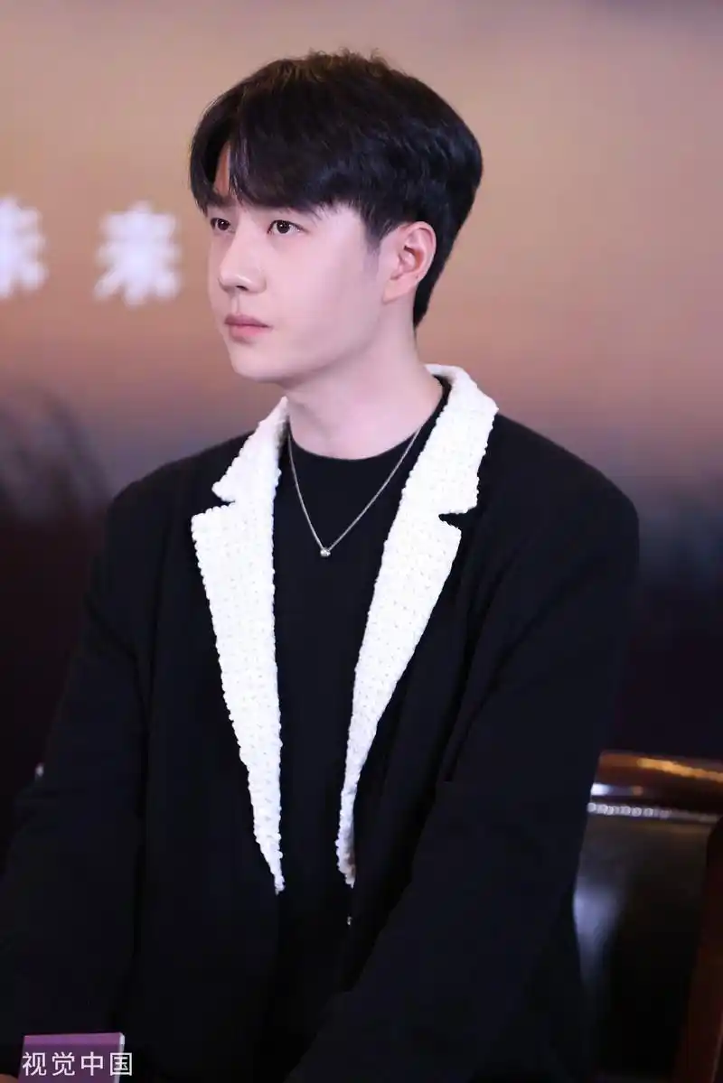 组图:王一博亮相电影《无名》上海发布会 黑白造型简约帅气