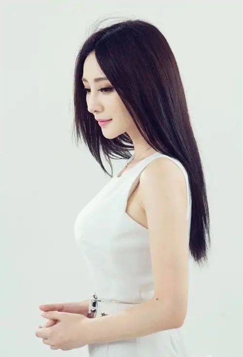 女生直发刘海发型图片吸眼提亮潮度的直发