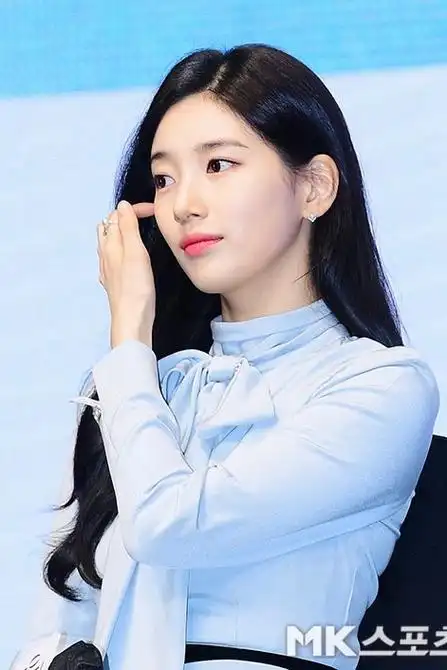 秀智新剧发布会新闻图##裴秀智蓝色长裙