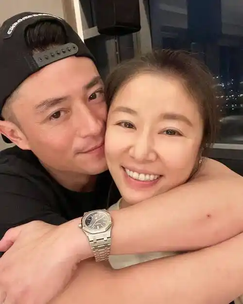 原创霍建华老了一脸大褶子沧桑又显老与27岁张雪迎同框宛如父女