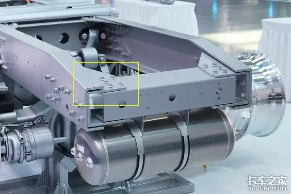 铝合金大梁13升6x4牵引车自重破72吨