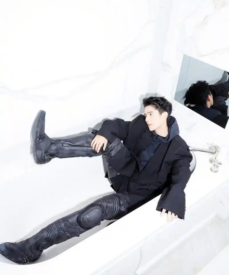 刘昊然巴黎时装周看秀造型来了,廓形西装勾勒锋利线条,以机车越野鞋为