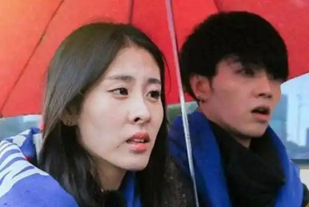 华晨宇与神秘女生牵手回家,两人身高相仿,张碧晨评论区很精彩