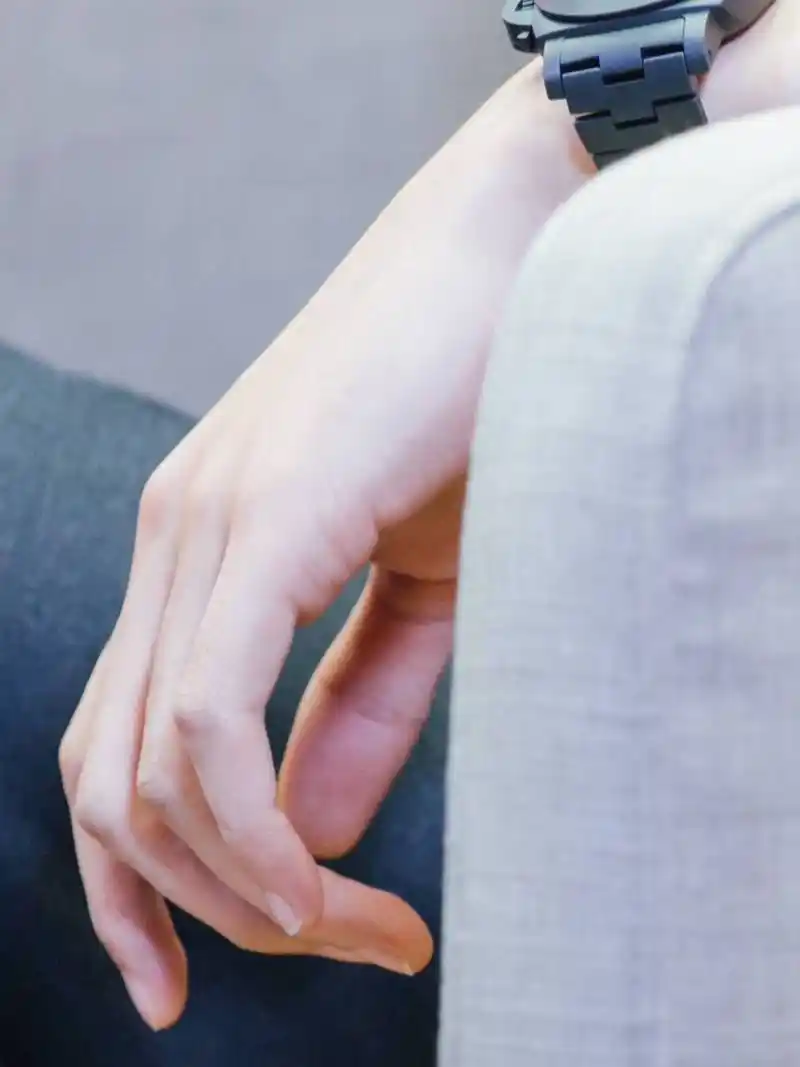 王凯有着"鹿眼""美手""低音炮"的美誉,王凯的手是娱乐圈出名的好看