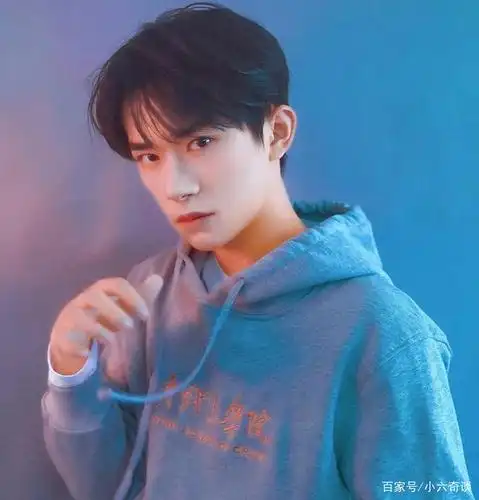 送你一组易烊千玺微信头像!