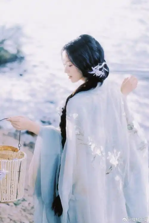 包上恩这套古风造型好清丽,如林间的花幻化成了明媚少女,新奇地感受着