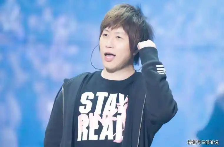 五月天主唱阿信一天两次回应假唱,回应时间点信息量很大,被质疑是为了