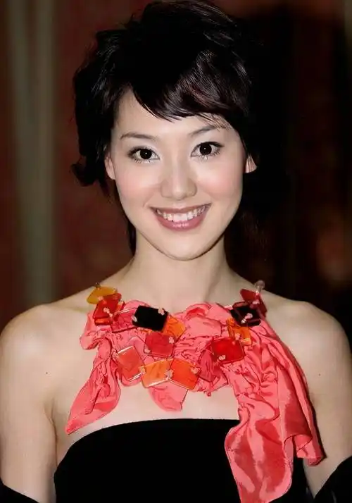 王冠:从上海走出的央视美女主持人,男友在雾中迷路了_播音_才华_节目