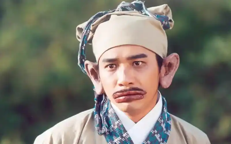 终于知道梁朝伟的香肠嘴是怎么来的了,东成西就里梁朝伟的经典造型.