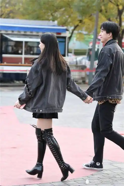 黑色漆皮过膝长靴,粗跟马丁设计,精致时尚又显瘦