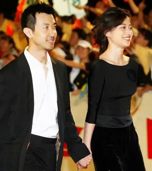 梅婷一家四口罕见同框,结婚8年没做过饭洗过碗,直呼命好嫁对了